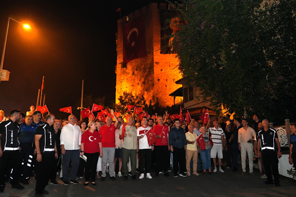 Alanya&rsquo;da 30 Ağustos Zafer Bayramı fener alayı ve G&uuml;lşen konseriyle kutlandı