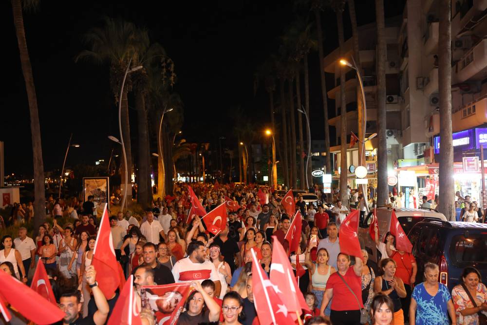 Marmaris&rsquo;te 30 Ağustos Zafer Bayramı sessiz fener alayıyla kutlandı